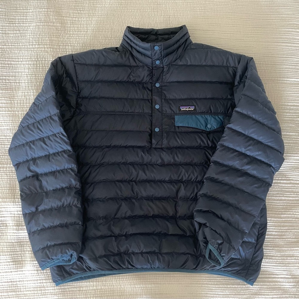 Patagonia Men’s Down Snap-T pullover size Large in Navy blue